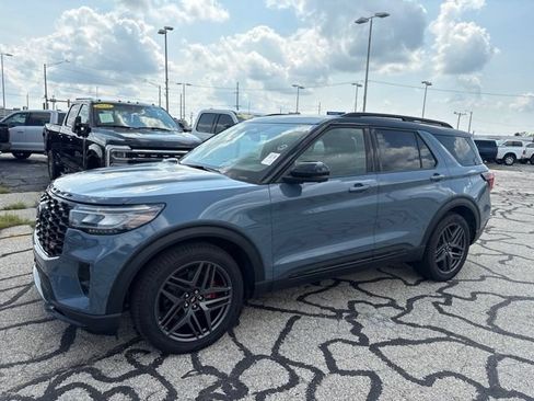 Used 2025 Ford Explorer ST AWD/4WD image 2