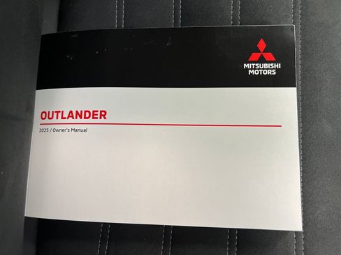 Used 2025 Mitsubishi Outlander SE FWD image 29