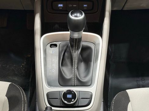 Used 2023 Hyundai Venue SEL image 24