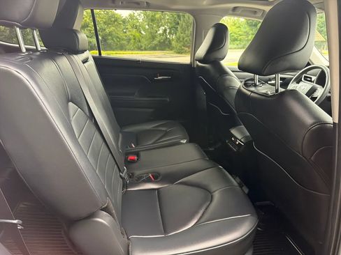 Used 2024 Toyota Highlander XLE AWD/4WD image 10