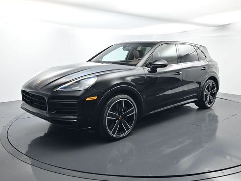 Certified 2022 Porsche Cayenne Turbo S AWD/4WD image 1
