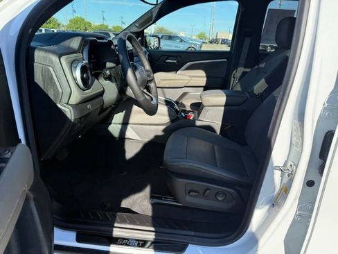 Used 2026 Chevrolet Colorado ZR2 w/ Technology Package AWD/4WD image 2