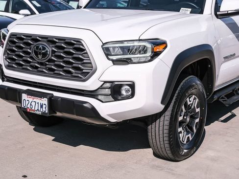 Certified 2022 Toyota Tacoma TRD Off-Road AWD/4WD image 11
