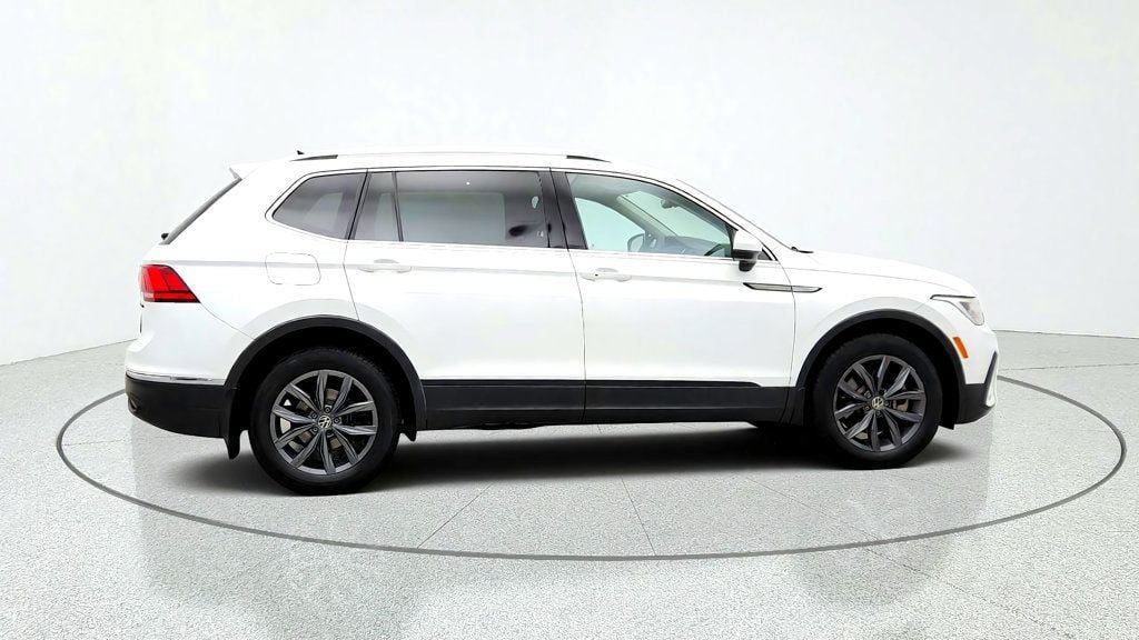 Used 2022 Volkswagen Tiguan SE w/ Panoramic Sunroof Package AWD/4WD image 4