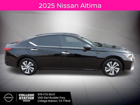 Used 2025 Nissan Altima 2.5 S image 2