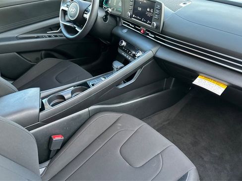 Used 2025 Hyundai Elantra Blue image 13