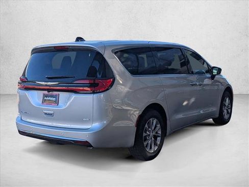 New 2026 Chrysler Pacifica Select image 2
