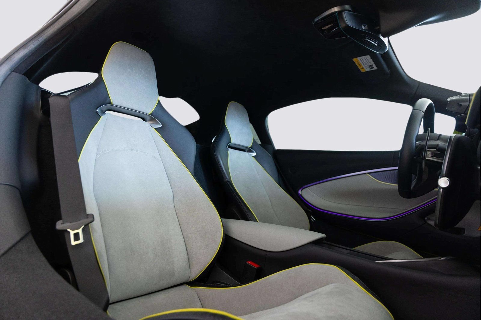 Used 2023 McLaren Artura RWD image 12