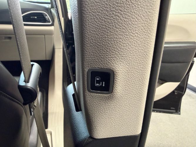 Used 2024 Chrysler Pacifica Touring-L FWD image 22