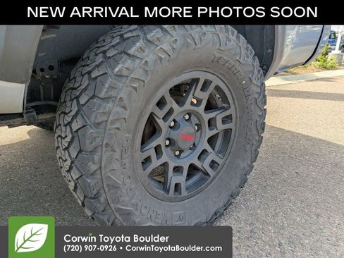 Used 2018 Toyota Tacoma TRD Off-Road w/ Technology Package AWD/4WD image 15