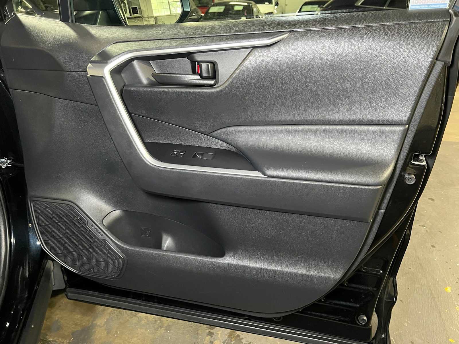 Used 2021 Toyota RAV4 LE AWD/4WD image 10