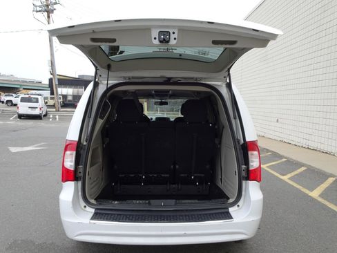 Used 2016 Chrysler Town & Country Touring w/ Driver Convenience Group image 8