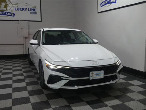 Used 2025 Hyundai Elantra Limited FWD image 5