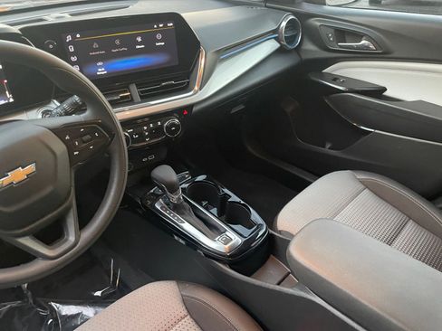 Used 2025 Chevrolet Trax LT image 37
