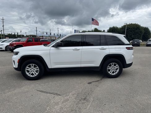 Used 2023 Jeep Grand Cherokee Laredo image 2