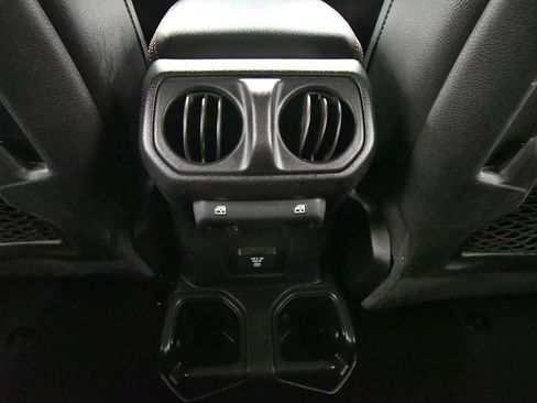 Used 2021 Jeep Gladiator Rubicon AWD/4WD image 16