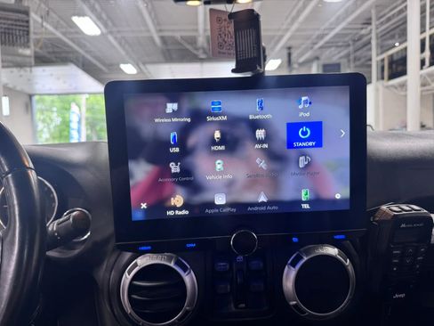 Used 2015 Jeep Wrangler Unlimited Rubicon w/ Connectivity Group AWD/4WD image 29