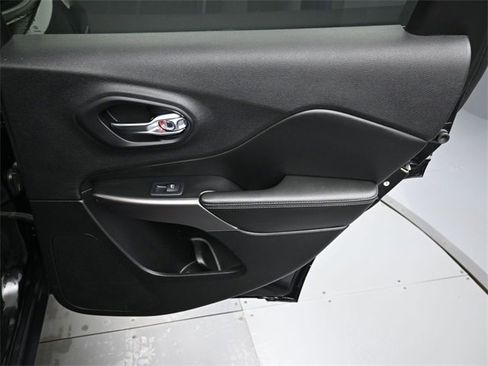 Used 2019 Jeep Cherokee Latitude w/ Cold Weather Group image 30