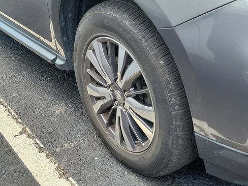 Used 2018 Nissan Pathfinder SV FWD image 4