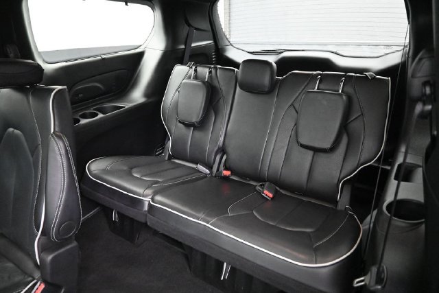 Used 2025 Chrysler Pacifica Limited FWD image 32