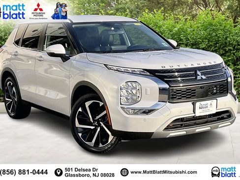 Used 2023 Mitsubishi Outlander SE image 2