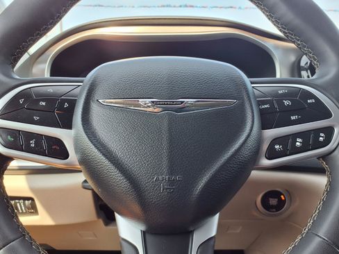 Used 2024 Chrysler Pacifica Touring-L FWD image 16
