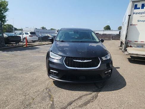 Used 2023 Chrysler Pacifica Touring-L FWD image 6