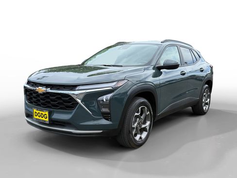 Used 2025 Chevrolet Trax LT FWD image 1