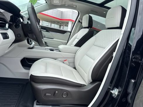 Used 2025 GMC Acadia Denali w/ Super Cruise Package FWD image 16