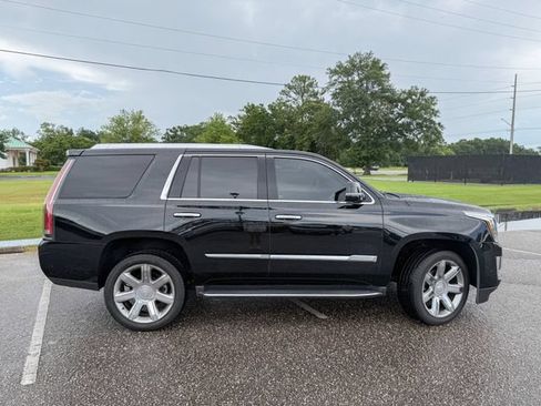Used 2018 Cadillac Escalade Luxury RWD image 3