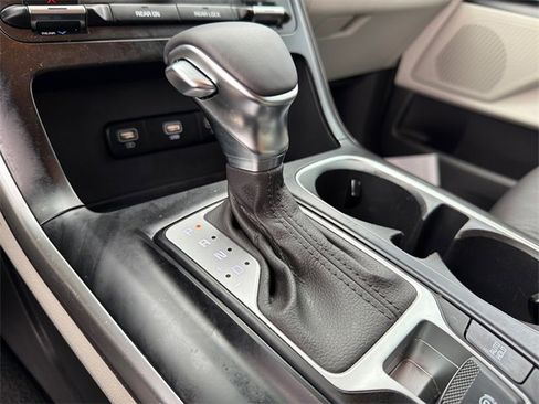 Used 2023 Kia Carnival LX image 30