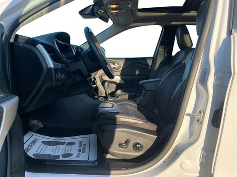 Used 2017 Jeep Cherokee Overland w/ Technology Group AWD/4WD image 15