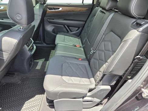Used 2024 Volkswagen Atlas SE w/ Panoramic Sunroof Package FWD image 18