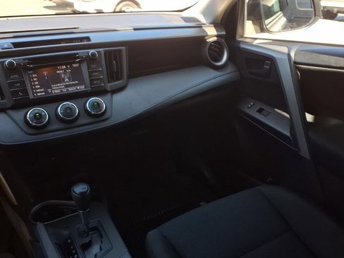 Used 2018 Toyota RAV4 LE w/ All Weather Liner Package FWD image 31