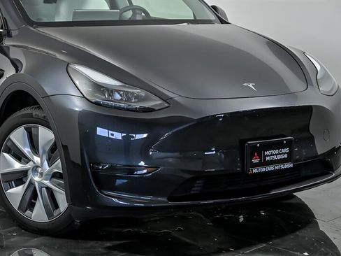 Used 2024 Tesla Model Y Long Range AWD/4WD image 2