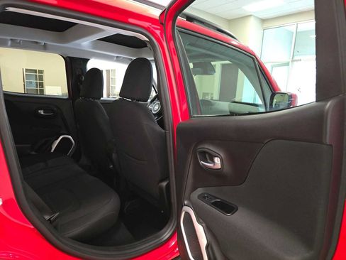 Used 2018 Jeep Renegade Latitude w/ Cold Weather Group AWD/4WD image 26