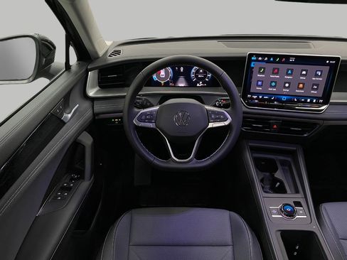 New 2025 Volkswagen Tiguan SE image 13