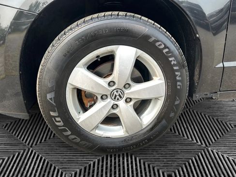 Used 2011 Volkswagen Routan SEL FWD image 14