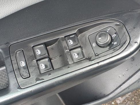 Certified 2023 Volkswagen Taos SE image 16