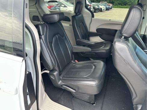 Used 2022 Chrysler Pacifica Touring-L FWD image 13