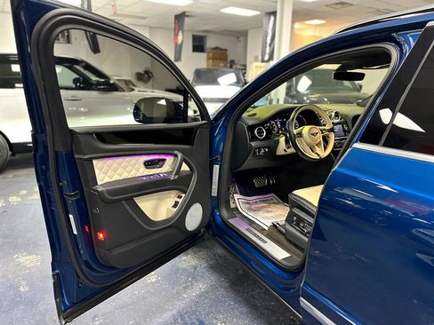 Used 2018 Bentley Bentayga image 12