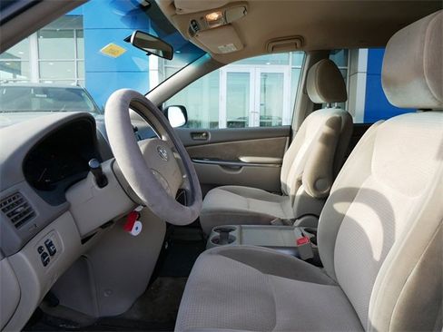 Used 2010 Toyota Sienna LE image 4