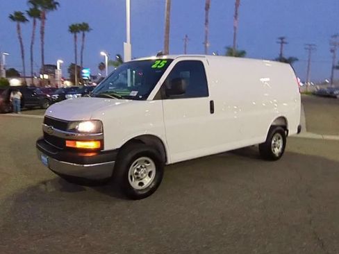 Used 2025 Chevrolet Express 2500 w/ Driver Convenience Package RWD image 4