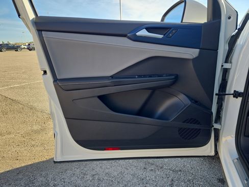 Certified 2024 Volkswagen Taos SE image 24