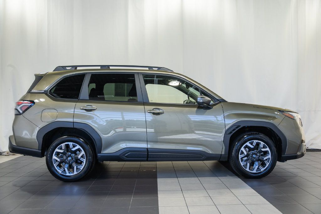Used 2025 Subaru Forester Premium AWD/4WD image 3