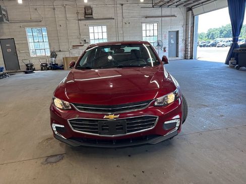 Used 2018 Chevrolet Malibu LT w/ Leather Package FWD image 2