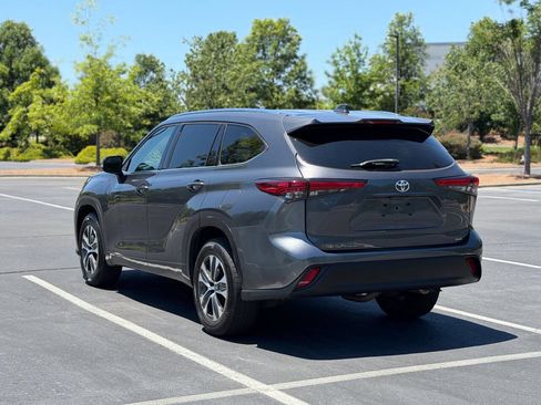Used 2021 Toyota Highlander XLE FWD image 5