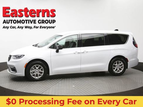 Used 2024 Chrysler Pacifica Touring-L FWD image 60