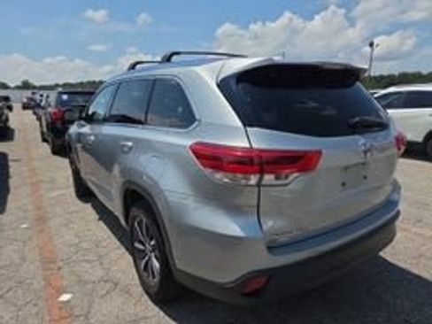 Used 2017 Toyota Highlander XLE FWD image 2