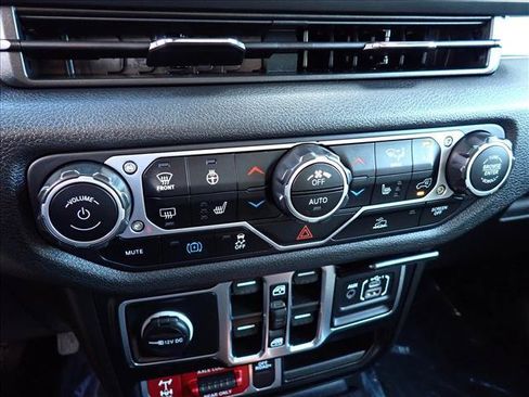 Used 2024 Jeep Wrangler Unlimited AWD/4WD image 17
